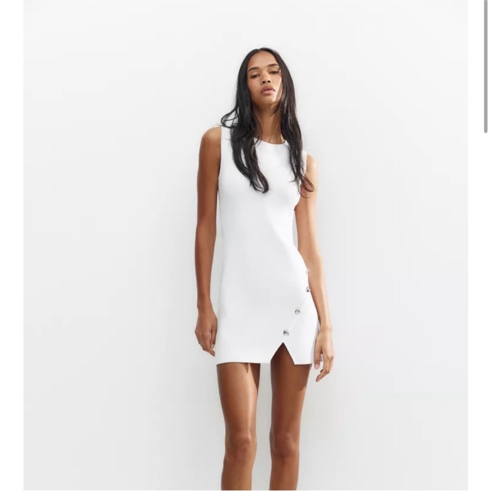 Elegant White Sleeveless Dress
